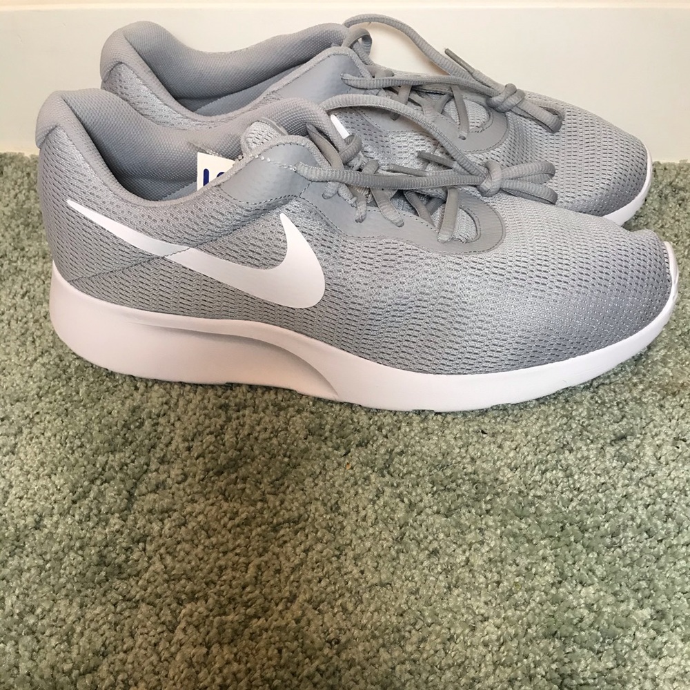 Nike Tanjun Wide athletic shoes size 14